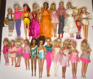 BARBIE e amici BAMBOLE lotto 22 con accessori. Splendidamente vestito e in stile - Foto 1 di 9