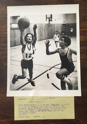 Foto de prensa 1972 Jerry West Son Mark vs Tony Skarich en el juego de baloncesto Biddy Foto 1 de 4
