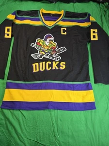 Maglia uomo Mighty Ducks #96 Charlie Conway film anni 90 hockey su ghiaccio nera XXXL nuova - Foto 1 di 4