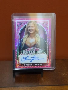 2024 Leaf Pop Century Metal PINK Autograph Auto Ring Girl Sydney Thomas 16/25 - Bild 1 von 7