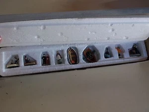Harbor Lights Retired #606 Keepers & Friends accessori nuovi con scatola set di 9 miniature - Foto 1 di 6