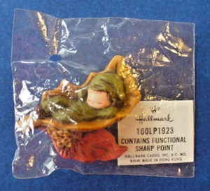 Hallmark PIN Thanksgiving Vintage PIXIE Baby ELF Sleeping LEAF 1978 NEW 1.00 MIP - Picture 1 of 3