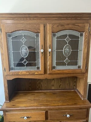 Gabinete de dos partes vintage de roble macizo de mediados del siglo XX de vidrio con plomo Foto 1 de 4