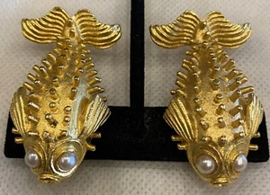 Pendientes de pescado vintage enchapados en oro de Linda Levinson con clip de perlas - Imagen 1 de 5