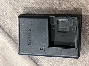 Chargeur de batterie SONY BC-CSD d'origine - Photo 1 sur 3