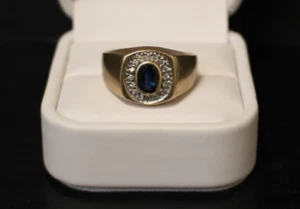 (RI1) Anillo de diamantes y piedras azules de oro amarillo de 14 quilates para hombre 6,1 gramos .20 TCW talla 11 - Imagen 1 de 4
