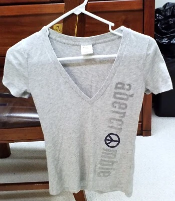 ABERCROMBIE KIDS-Girls Grey Short Sleeve ~ PEACE LOGO ~ V-NECK T Shirt Sz MEDIUM - Image 1 of 4