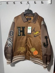 Herren Größe XL - NIKE X JORDAN X HONOR THE GESCHENK HERREN VARSITY JACKE (DX6243-204) - Bild 1 von 13