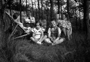 Portrait Familie Liegestuhl Holz Camping - Altes Negativ Foto Bj. 1930 - Bild 1 von 1