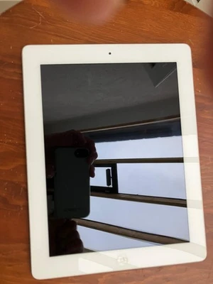 Apple iPad 3rd Generation A1416 Wi-Fi 32GB White Tablet - Image 1 of 4