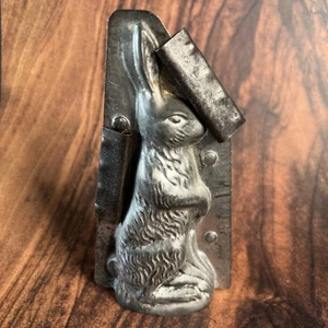 Antico coniglio tedesco in latta con grande uovo di Pasqua stampo caramelle cioccolato - Foto 1 di 7