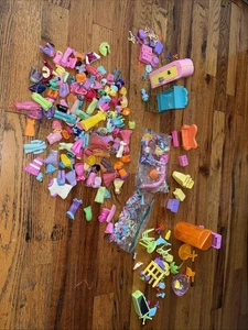 Vintage 90’er 2000er Polly Pocket Konvolut Gummi Kleidung Zubehör Möbel - Bild 1 von 6