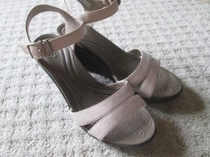 Crocs Leigh II hellbraune Damenschuhe mit Kreuzriemen Knöchel-Keilabsatz 202511 1x getragen - Bild 1 von 4