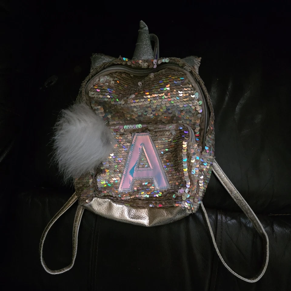 JUSTICE MINI BACKPACK UNICORN “A” GOLD IRIDESCENT SEQUINS/FURRY POM POM WOW CUTE Foto 1 de 4