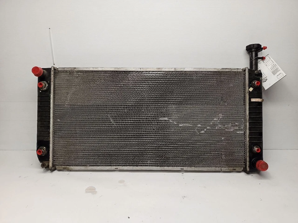 84462085 Radiador Chevrolet Express 2500 2009-2020 para 4,8 L 6,0 L 11392258 Foto 1 de 4