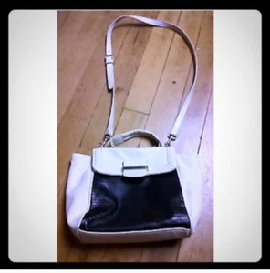 Medium sized black & white crossbody purse - Picture 1 of 4
