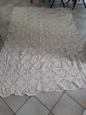 Dessus de Lit ancien brodé main - Photo 1/4