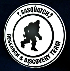 EQUIPO SASQUATCH -*HECHO EN EE. UU.*- Letrero de metal redondo en relieve - Hombre cueva garaje decoración de bar - Imagen 1 de 9