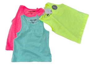 SIGUIENTE Conjunto de 3 tops chaleco de algodón multicolor sin mangas para bebés niñas 6-9 meses - Imagen 1 de 2