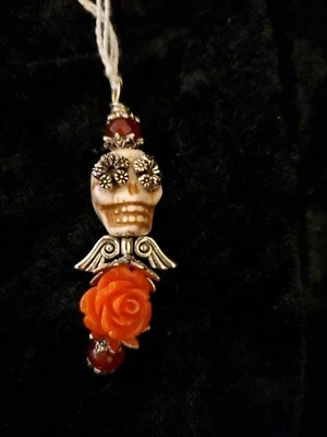 Dije Calavera Coral, Rubí, Howelita y Plata Tibetana - Día de los Muertos Foto 1 de 4