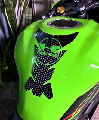 Almohadilla de tanque de carbono REAL - Kawasaki 250R 300 400 500 650R Z750 Z800 Z900 Z1000 Ninja Foto 1 de 4