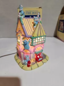 Venture Vintage Osterdorf Feuerwehrhaus Hase Feuerwehrmann Schlepptau Porzellan beleuchtet Neu - Bild 1 von 18