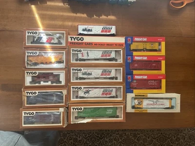 Lot of 14 Vintage HO Bachmann, Tyco, Life-Like, Boxcars, Caboose's, Hopper New - Image 1 of 4
