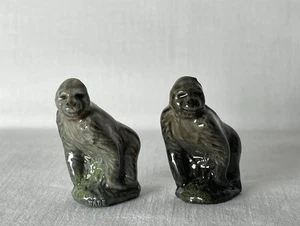 Adornos de porcelana vintage Wade Whimsies gorilas idénticos diferentes colores - Imagen 1 de 9