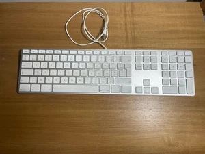 Apple Tastatur Keyboard A1243 | USB Kabelgebunden | QWERTZ | Mit Nummernblock - Bild 1 von 4