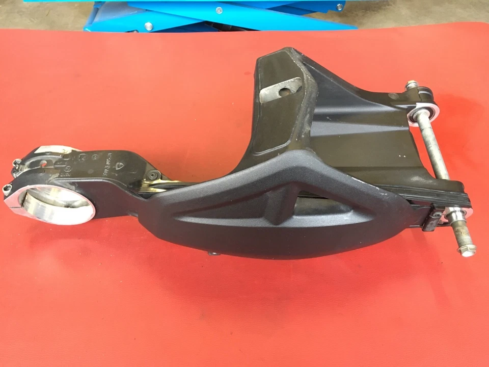 D60 Ducati Diavel 1200  Schwinge Einarmschwinge  Achse - Bild 1 von 4