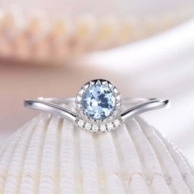 Anillo de compromiso de laboratorio de aguamarina de corte redondo de 2,50 quilates enchapado en oro blanco de 14 quilates Foto 1 de 4