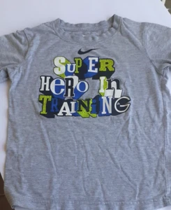 Jungen Kurzarm T-Shirt - Größe 6, grau mit buntem Design Nike - Bild 1 von 4