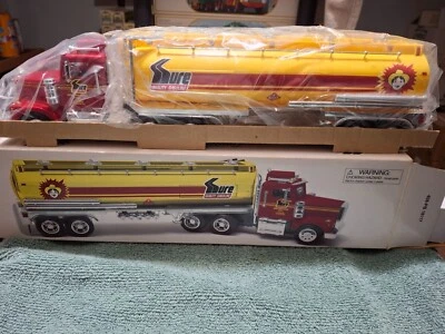 Remolque tractor Sure Gasoline & Huck's TMT camión cisterna Taylor Made Trucks 1:32 Foto 1 de 4