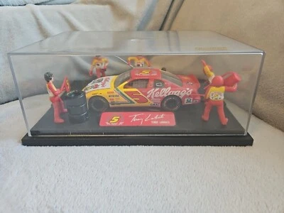 NASCAR #5 Kellogg's 1:25 Scale Pit Crew, Display, 1996 Champion, Terry Labonte - Image 1 of 4