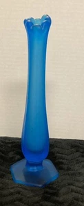 Vintage Westmoreland blau satiniert mattiert geschwungene Knospe Vase mit sechseckigem Sockel - Bild 1 von 7