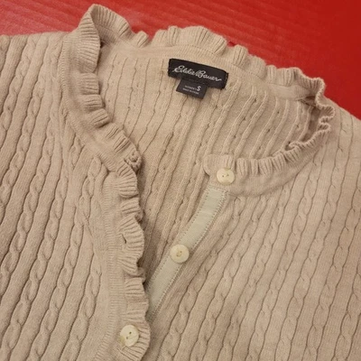 Cárdigan Eddie Bauer para mujer pequeño beige tejido con cable con volantes y botones Foto 1 de 4