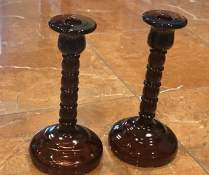 VINTAGE AMETHYST PURPLE 8" CANDLESTICK HOLDERS ART GLASS RIBBED SET LOT PAIR EUC - Imagen 1 de 11