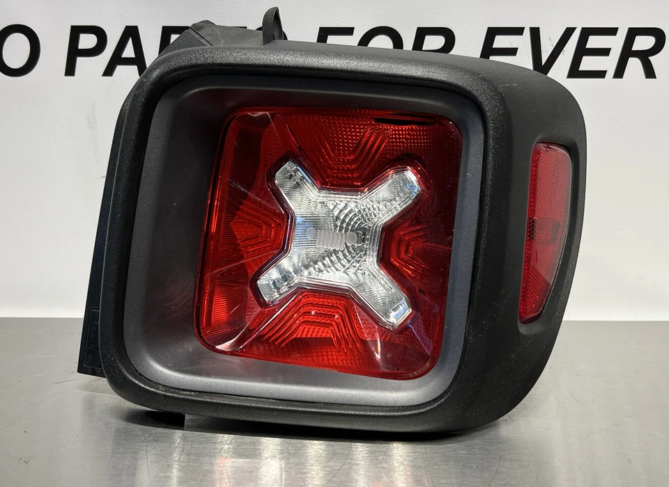 Оригинальный задний фонарь для правостороннего пассажира Jeep Renegade TRACK HAWK 2015–2018 годов выпуска - Изображение 1 из 4