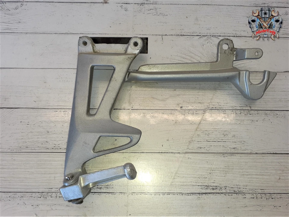 SUPPORT CALE PIED ARRIERE GAUCHE TRIUMPH 955i SPRINT de 1999 à 2004 - réf : 71 - Photo 1/4