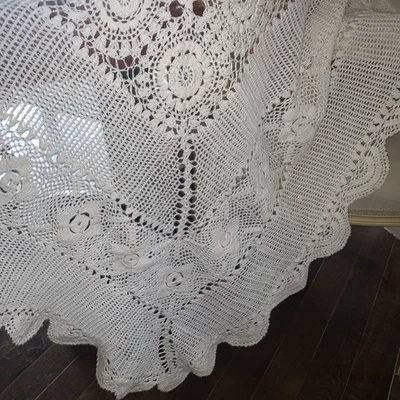 Vintage handgehäkelte Tagesdecke Decke groß King 104”x106 Tischdecke weiß - Bild 1 von 4