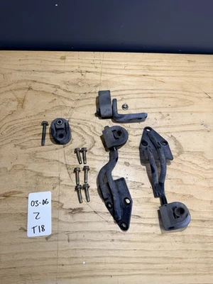 03-06 Nissan Infiniti G35 350Z OEM Soporte de suspensión de silenciador de escape trasero derecho izquierdo Foto 1 de 4