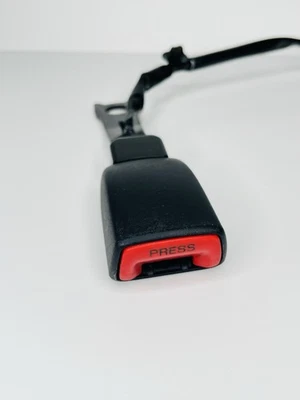 Пряжка ремня безопасности переднего водителя для Toyota Camry 2012-2014 годов выпуска в сборе черная от оригинального производителя - Изображение 1 из 4