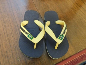 Flip flop kids Havaianas Brasil logo Yellow Black stripes 25-26 Sz 8 EUC Clean - Picture 1 of 3