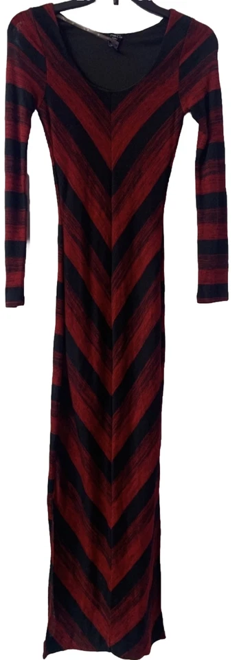 Vestido Rue 21 rojo cuello en V hasta el suelo Foto 1 de 3