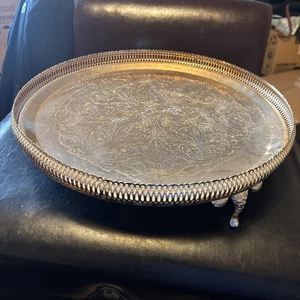 Bandeja vintage con patas de metal plateado cena de Navidad entretenimiento - Imagen 1 de 9