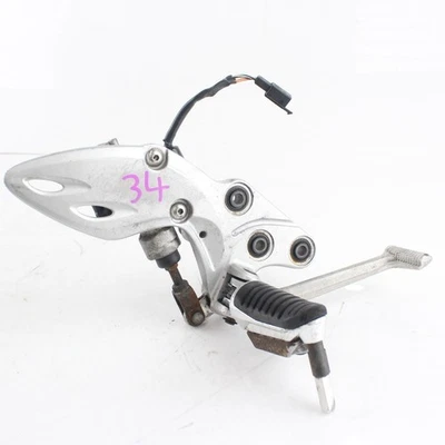 Reposapiés Suzuki GSXR1300R 2008-2018 HAYABUSA R/H y Master Cyl - 4351015H00000 Foto 1 de 4