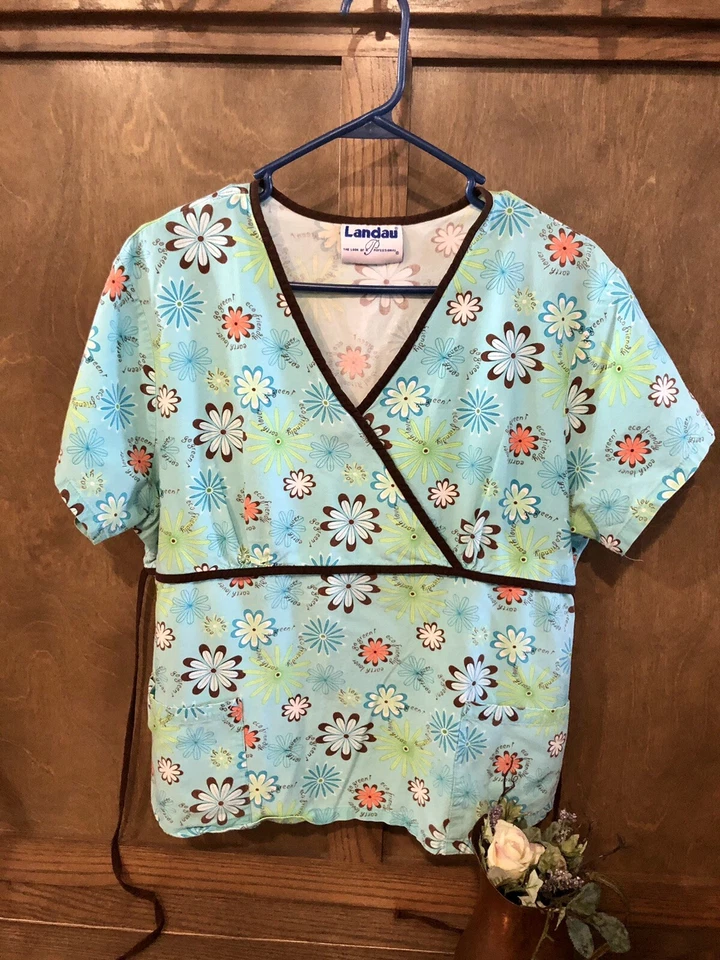 LANDAU SCRUB TOP TALLA L AZUL CIELO SUAVE Y Margaritas Chocolate ¡MANGA CORTA!! Foto 1 de 4