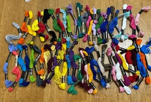 Lote de 55 lazos e hilos de hilo de hilo de bordar DMC nuevos - Imagen 1 de 3