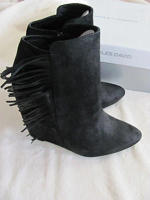 Bota Charles David Irene preta de camurça com franja - Zíper lateral - Tamanho 6,5M - Nova na caixa - Imagem 1 de 4
