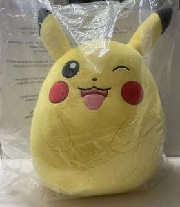 Squishmallows Pokemon Pikachu winkende Plüschpuppe Spielzeug Etiketten LESEN 14"" - Bild 1 von 16